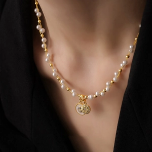 Gros plan détaillé d'un collier de perles vintage avec pendentif en zircon plaqué or 18k