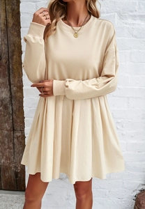 Détails de la robe beige à col rond et manches longues avec ourlet plissé élégant