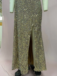Detailaufnahme der dichten Pailletten und des Seitenschlitzes an diesem rosa Abendkleid