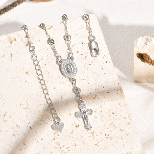 Détail du bracelet chapelet en cuivre argenté avec croix et médaille de la Vierge Marie