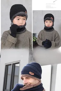 Détail de l'ensemble d'hiver en tricot avec doublure en peluche et étiquette en cuir