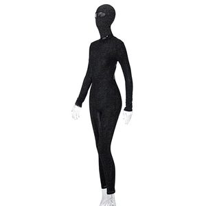Détail d'une combinaison à paillettes noires scintillantes avec capuche sur un mannequin