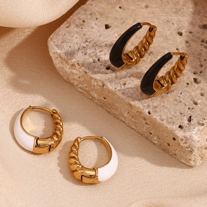 Detailed view of bicolor 18K gold plated pear-shaped hoop earrings with enamel details