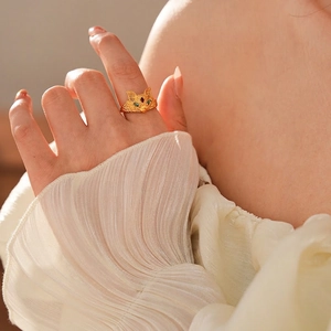 Elegant 24k gold-plated fox ring with green gemstone eyes for a luxury style