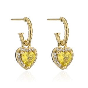 Dettaglio di orecchini a cerchio placcati oro 18K con pendenti a cuore in zircone giallo