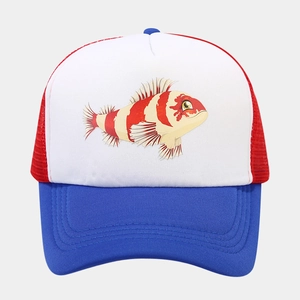 Detail des Fisch-Prints auf weißem Panel mit atmungsaktivem rotem Mesh-Trucker-Hat