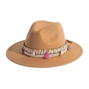 Chapeau fedora en feutre marron avec ruban tressé, coquillage et pompons roses