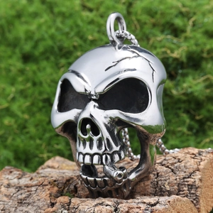 Pendentif tête de mort gothique avec cigarette sur écorce naturelle et mousse verte