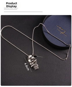 Vue détaillée du pendentif demi-crâne gothique avec textures en alliage et acier