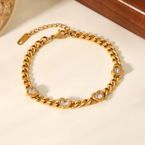 Vue détaillée du bracelet gourmette plaqué or 18 carats avec quatre oxydes de zirconium cœurs