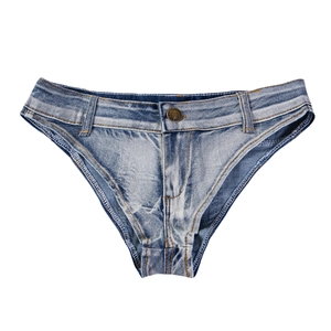 Dettaglio di mini shorts in denim blu elasticizzato con bordi sfilacciati e bottone