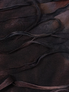 Gros plan sur le tissu en tulle marron foncé montrant la texture délicate et plissée
