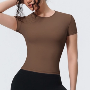Détail d'un t-shirt de sport cintré en tissu respirant à haute élasticité marron foncé
