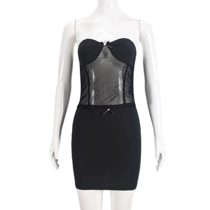 Robe bustier noire moulante avec empiècements en mesh transparent et nœuds décoratifs