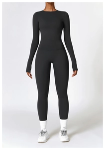 Ensemble de yoga noir ajusté avec haut à manches longues et legging de sport extensible