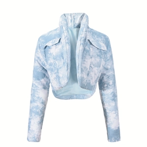 Détail de l'imprimé marbré bleu et blanc sur une veste courte matelassée à col montant