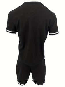 Vue arrière d'un ensemble de sport noir pour homme avec rayures blanches au col