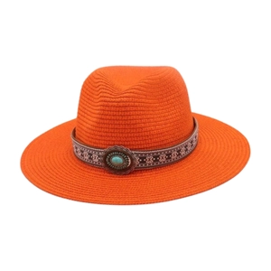 Détail du chapeau fedora orange avec bande ethnique et ornement en pierre turquoise