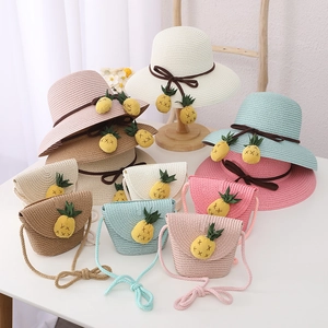 Détail d'un chapeau de paille enfant et sac ananas assorti en cinq coloris pastel