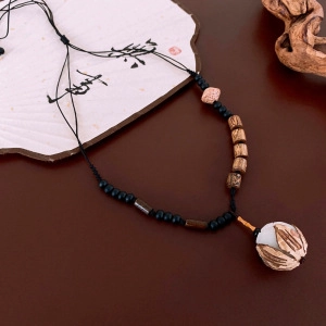 Collier bohème vintage avec pendentif en forme de lotus et perles en bois sur cordon noir