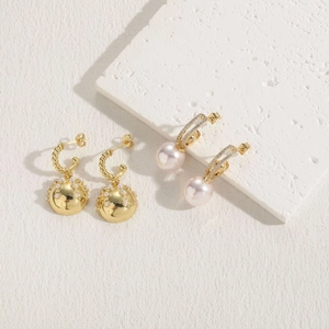 Détail des créoles plaquées or 14K avec perles blanches et zircons scintillants