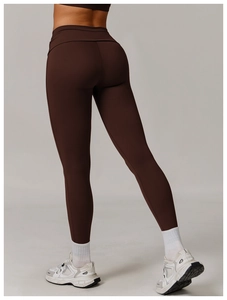 Vue arrière du pantalon de yoga marron à taille haute montrant l'effet galbant et sculptant