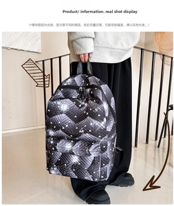 Detalle de mochila acolchada gris con estampados de corazones y bolsillos laterales