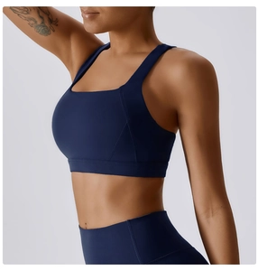 Vista laterale del reggiseno sportivo blu navy con scollo quadrato e spalline larghe per yoga