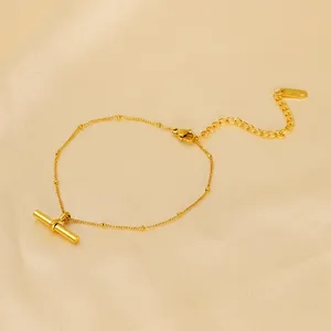 Elegante cavigliera in acciaio inossidabile placcato oro 18K su sfondo di seta pregiata