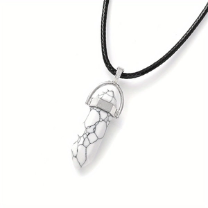 Détail du collier pendentif hexagonal en pierre blanche avec un cordon en cuir noir