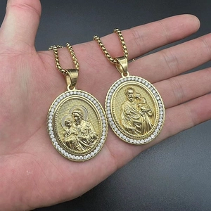 Pendentif Jésus doré avec relief ovale et incrustation de pierres de zircone cubique