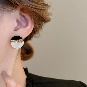 Boucles d'oreilles rétro géométriques en résine avec contraste noir et blanc
