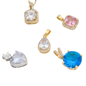 Collier avec pendentif en zircon de style vintage et pierres précieuses multicolores