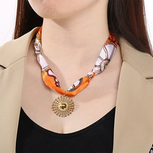 Collier pendentif étoile de mer avec foulard en soie orange, bijou tendance style dopamine