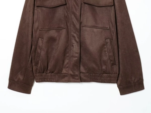 Detail der Wildlederjacke mit geripptem Saum, Ärmelbündchen und Taschenstruktur im Workwear-Stil