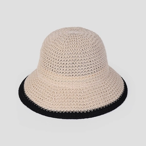 Dettaglio del cappello da sole in maglia traspirante con bordo nero e trama a maglia vuota