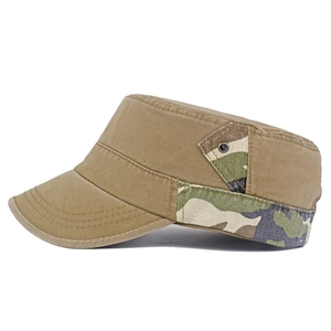 Vista dettagliata del cappello militare piatto kaki in cotone con nastro camo e occhielli
