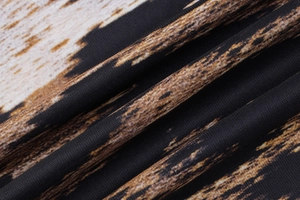 Gros plan sur la texture du tissu imprimé léopard d'une robe dos nu moulante avec détails