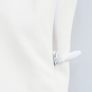 Dettaglio della cerniera invisibile bianca di qualità sul vestito in tessuto twill