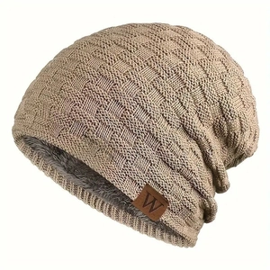 Detail der khakifarbenen Strickmütze mit warmem grauem Fleecefutter und W-Lederpatch