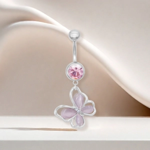 Piercing nombril argenté avec zircon rose et ailes de papillon mauves sur tissu chic
