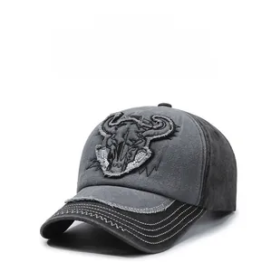 Détail d'une casquette vintage lavée avec broderie tête de taureau et bordure usée