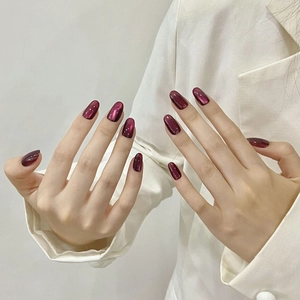 Faux ongles faits main œil de chat bordeaux avec effet perle de verre fruit du dragon