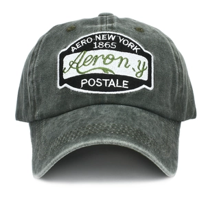 Dettaglio dei ricami vintage su un cappellino da baseball in cotone lavato