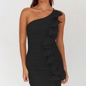 Détail de l'épaule à volants et de la texture plissée de cette robe longue noire chic