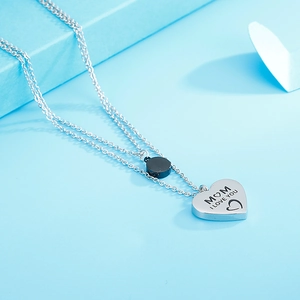Dettaglio della collana d'argento a doppio strato con ciondolo a cuore MOM blu