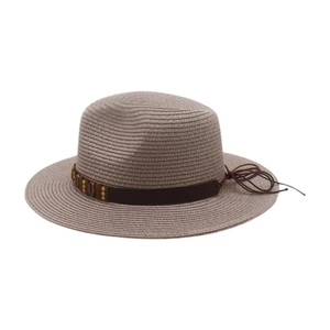 Détail du chapeau de paille bohème avec bande en cuir, perles en bois et rivets en métal