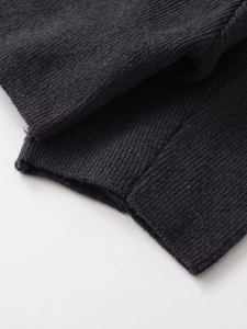 Vue détaillée du tissu en maille gris foncé avec texture côtelée et poignets serrés