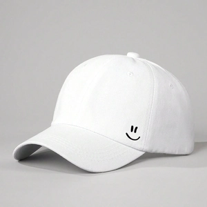 Cappellino da baseball in cotone bianco con ricamo minimalista a forma di sorriso
