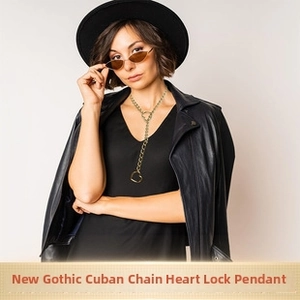 Dettaglio della collana a catena cubana gotica dorata con ciondolo a lucchetto a cuore